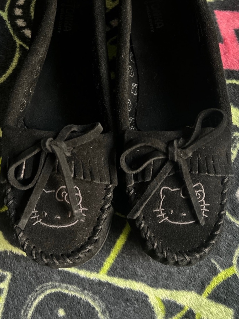 Hello kitty Sanrio Minnetonka shoes size 10 READ DESCRIPTION